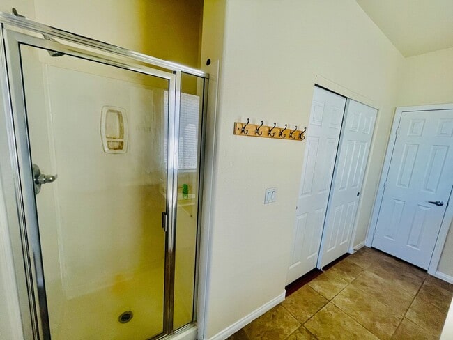 Building Photo - Newly Renovated 5 bd, 3 bth, Loft, w/ down...