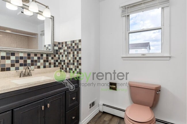 Building Photo - Spacious 3-Bed, 2-Bath First-Floor Unit wi...
