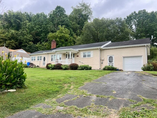 Building Photo - One Level Home! 3or 4 bedroom 1 bath with extra-large den, garage and extra storage on almost an ...