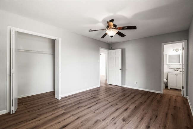 Building Photo - 810 S Western Hls Dr