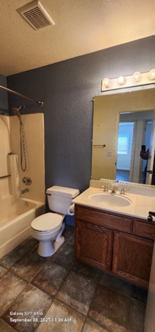 Building Photo - Beautiful & Unique 3 Bed 2 Bath Home w/Cus...