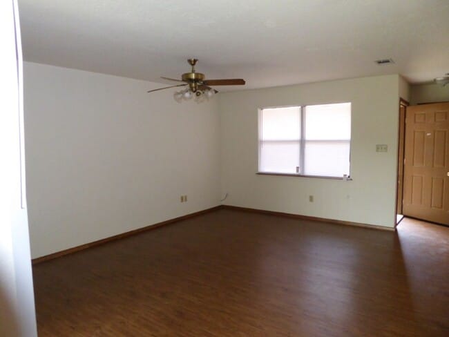 Building Photo - Great Town Home