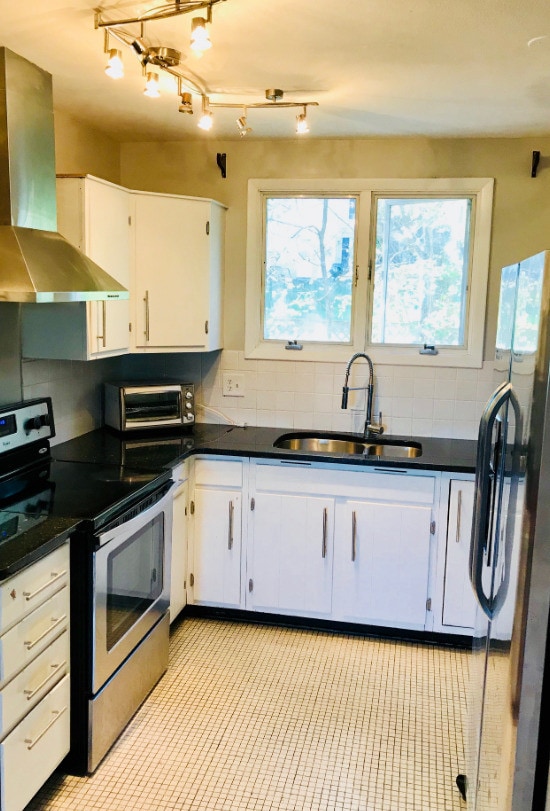 Building Photo - 648 -702 Hudson St