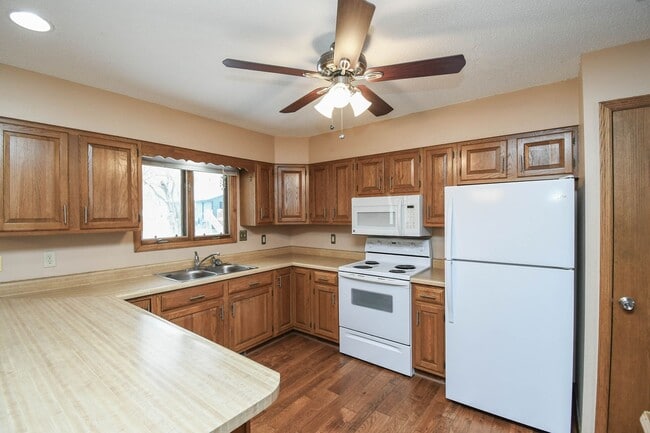 Building Photo - Spacious 5-Bedroom Split-Level in Southwest Sioux Falls with 4-Season Room & Fenced Yard!