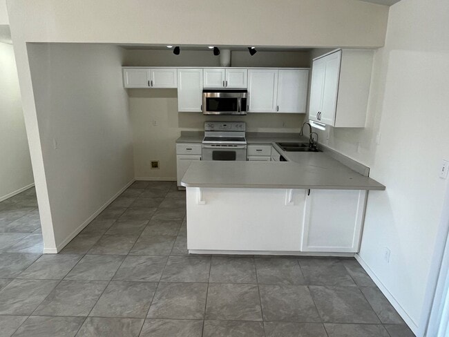 Building Photo - 3BR 2Ba Remodeled with Yard and Garage