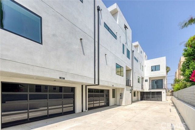 Building Photo - 4827 Oakwood Ave