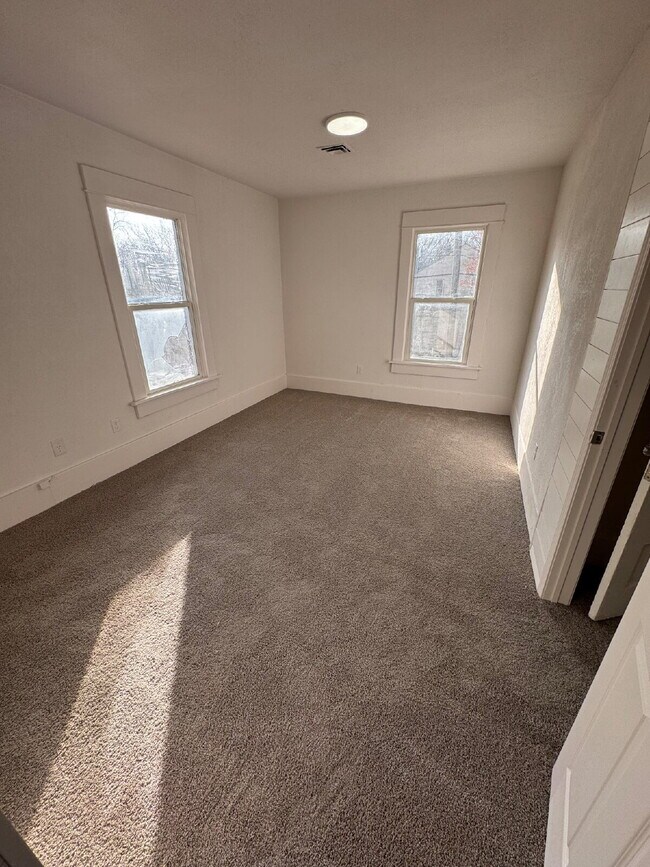 Building Photo - "Spacious 4-Bed, 3-Bath Home on South Poplar Street – 1758 Sq Ft of Comfort in Wichita!"