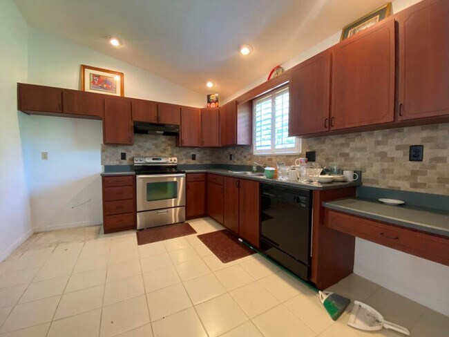Building Photo - Spacious 3/2 in Holly Hill