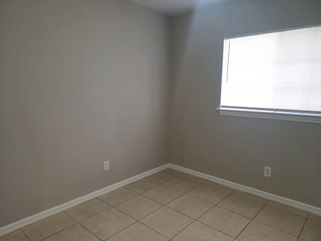 Building Photo - 3 bedroom 2 bath in Lehigh Acres