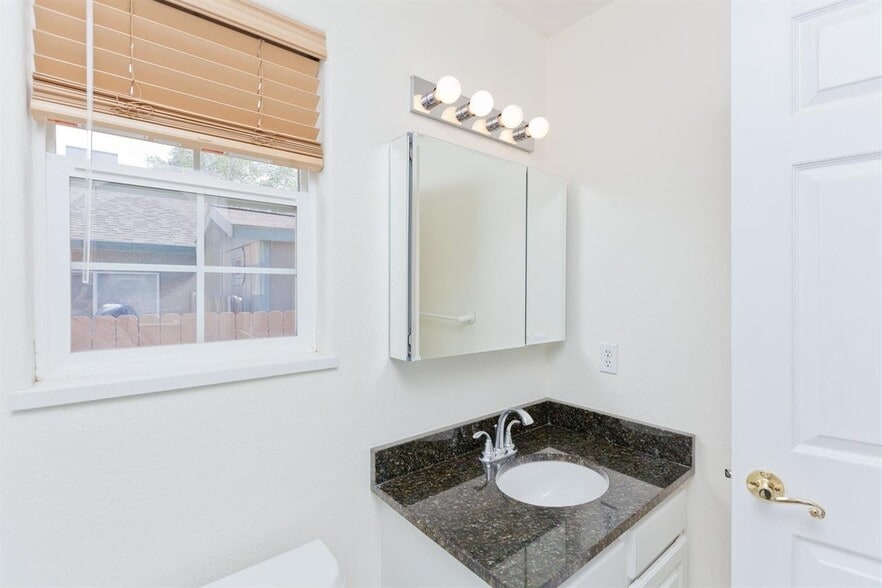 Building Photo - 541 Shanne St