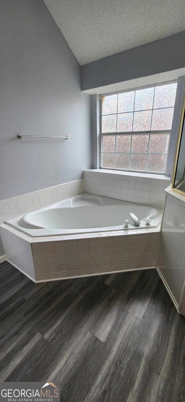 Building Photo - 201 Reeves Creek Way