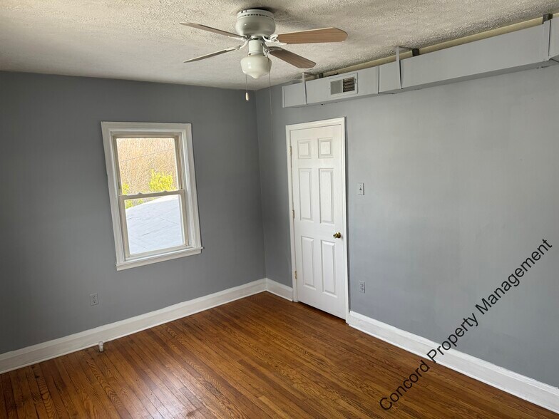 Building Photo - 3033 Hamilton Ave