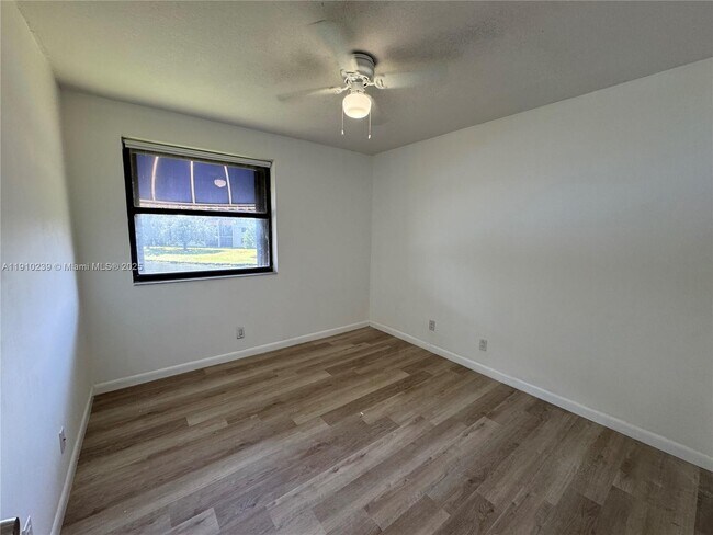 Building Photo - 573 Racquet Club Rd