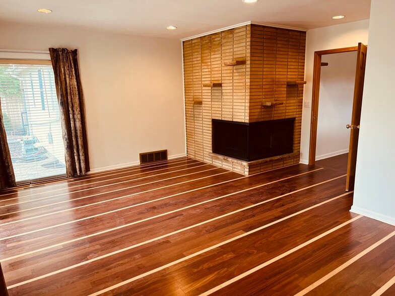 Master bedroom with fireplace - 127 N Northwest Hwy