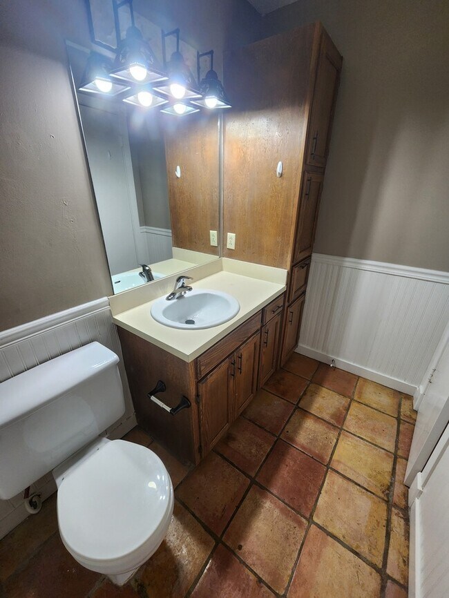 Building Photo - 3 bed 2 bath 2 car garage, move in ready!