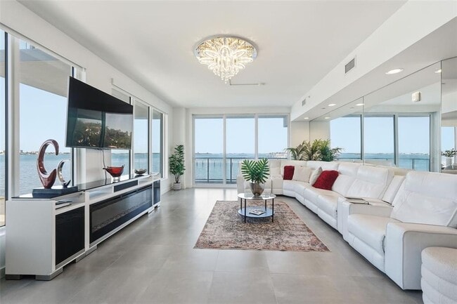 Building Photo - 920 N Osceola Ave