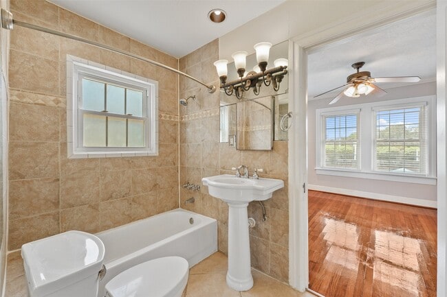 Building Photo - 1637 Castle Ct