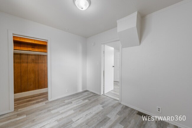 Building Photo - 4901 Magoun Ave