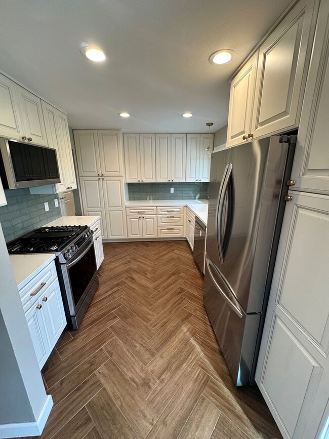 Building Photo - Single-Story East Ventura Home – 3 Bed / 1.75 Bath + Updated Interior