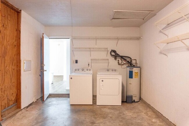 Building Photo - 3223 Albert Dr