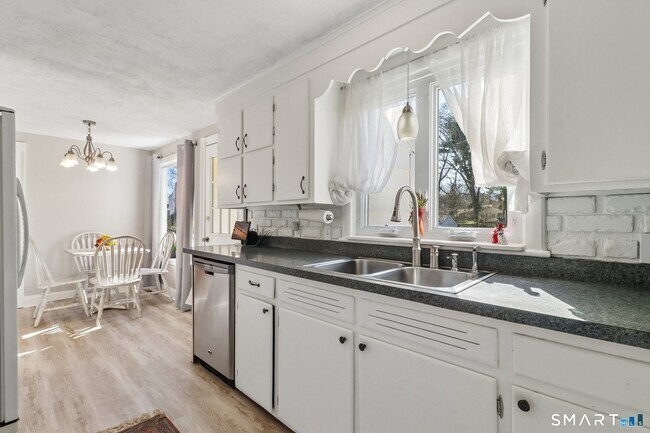 Building Photo - 27 Melrose Ave