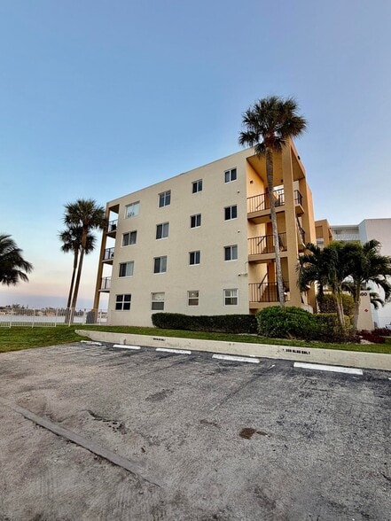 Building Photo - 300 Croton Ave