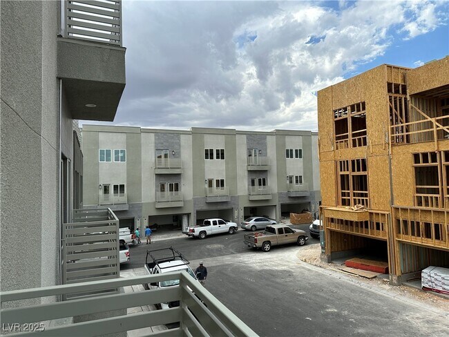 Building Photo - 1180 Blossom Pt St