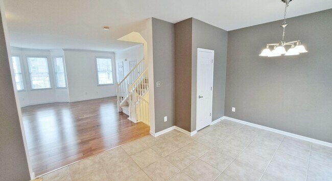 Building Photo - 3 Bed / 2-1/2 Bath Single Family Townhome with 1-Car Garage
