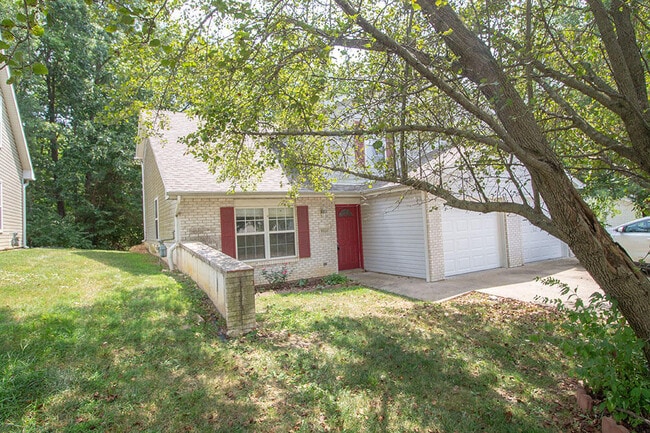 Building Photo - 5569 Pinehurst Ln