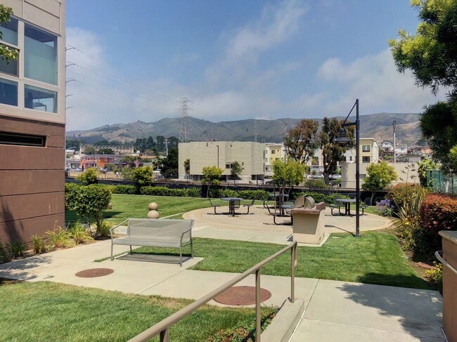 Building Photo - 1 Bed, 1 Bath Penthouse Level Condo w Park...