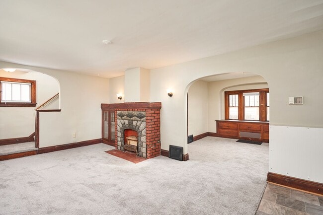 Building Photo - Beautifully remodeled 3 bed 1 bath colonial in East Akron !