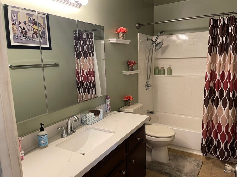 Full bathroom - 59 Meadowbrook Ave