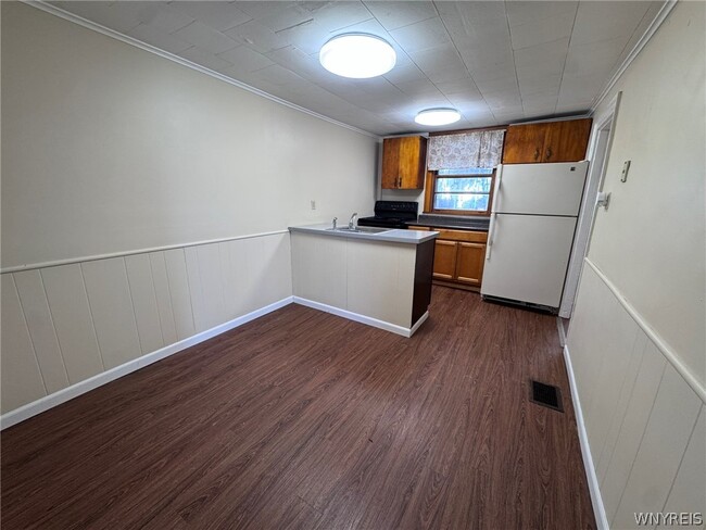 Building Photo - 10761 Main St