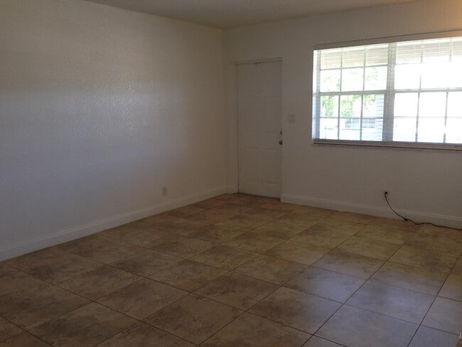 Building Photo - 1820 NE 56th St