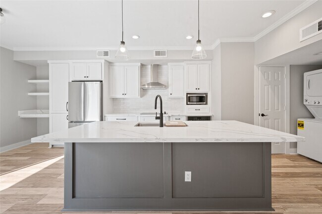 Building Photo - 2113 Lake Village Dr