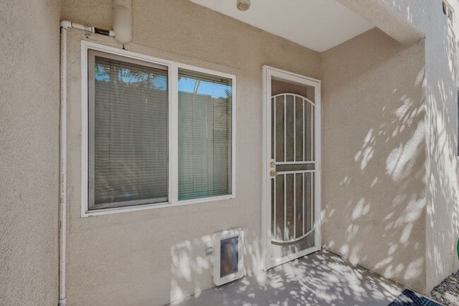 Building Photo - Close in West Side 2 bedroom 1.75/ba 1/cg