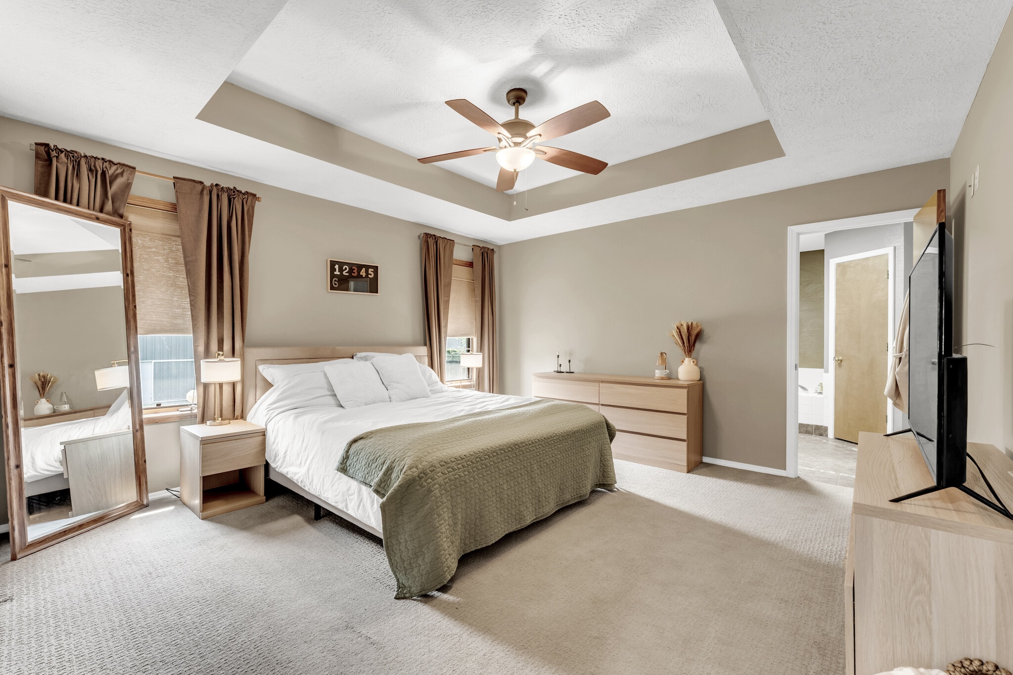Master bedroom - 3668 W El Castile St