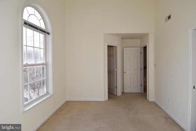 Building Photo - 2400 N Greenbrier Ct