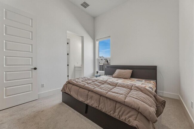 Building Photo - 2941 Delaware St