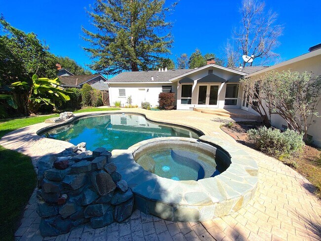 Building Photo - Beautiful 3 Bed + 2 Bath Los Altos Home - ...