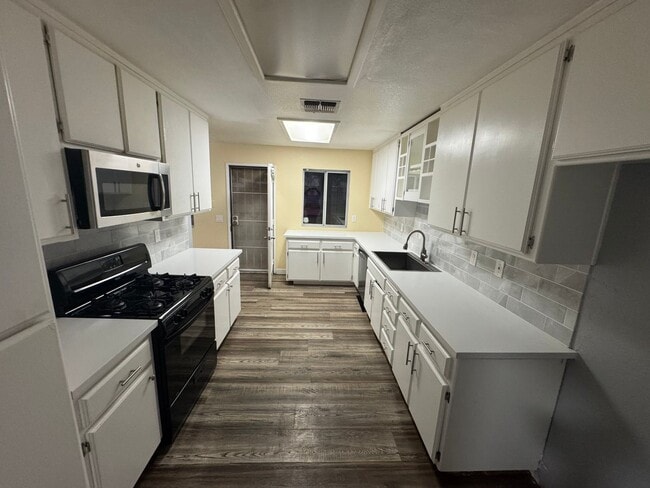 Building Photo - Spacious 3 Bedroom Home