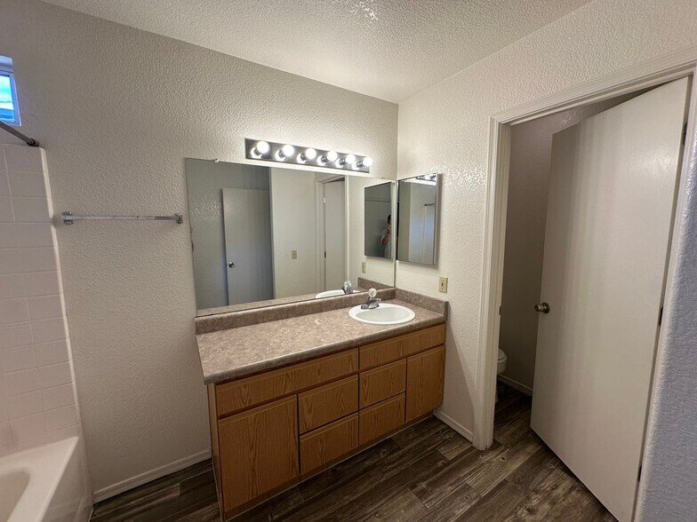 Building Photo - 9011 E Weyburn Dr