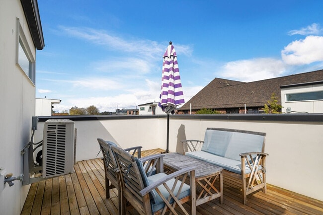 Building Photo - 620D 10th Ave E