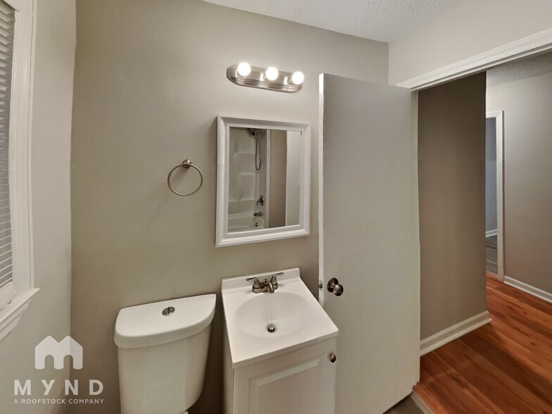 Building Photo - 1835 Mountainbrook Dr