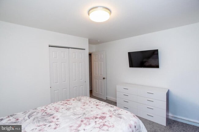 Building Photo - 33 Dogwood Ln