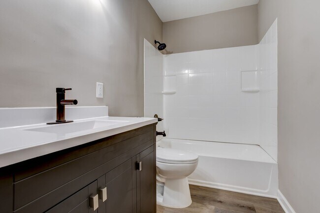Building Photo - Updated 2 Bed, 1 Bath