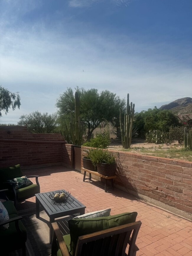 Building Photo - Sophisticated Catalina Foothills Sanctuary: Premium 3-Bedroom Townhome with 2-Car Garage