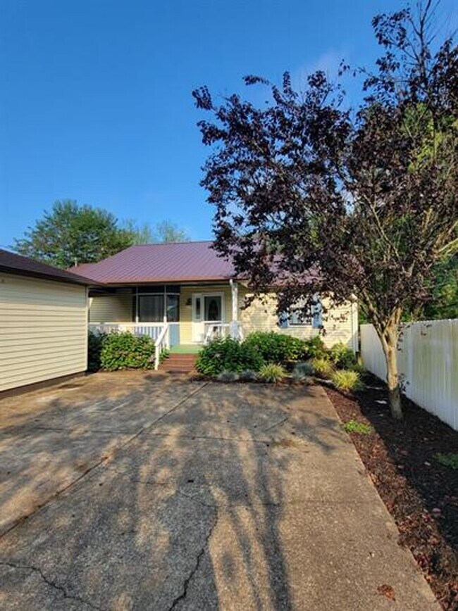 Building Photo - River Front! 3 Bedroom/2 Bathroom Home on the Elk River. Beautiful views. 2-Car Garage.