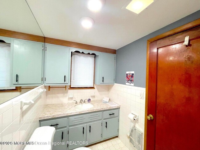 Building Photo - 137 Oakland St