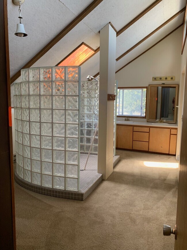 Building Photo - Custom 3 Bedroom Home for Rent